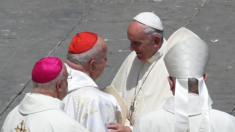 Kardynał Dziwisz (z lewej) z papieżem Franciszkiem - Reuters