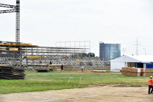Budowa ołtarza na Campus Misericordiae (15)