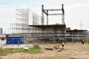 Budowa ołtarza na Campus Misericordiae (5)